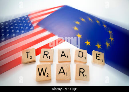 Buchstaben bilden die Worte Handel und Krieg vor die Flaggen der USA und der EU Stockfoto