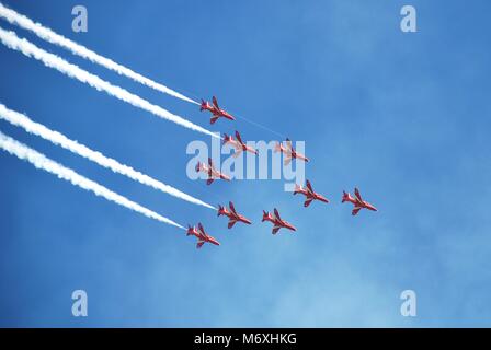 Royal Air Force aerobatic Display Team die roten Pfeile auf der Airbourne Airshow in Eastbourne, East Sussex, England durchführen am 14. August 2010. Stockfoto