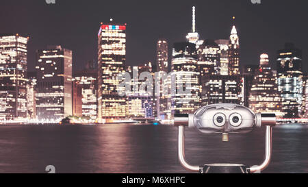 Vintage getonten Bild Fernglas an der New York City Skyline bei Nacht hingewiesen, urban Travel Concept, selektiver Fokus, USA.