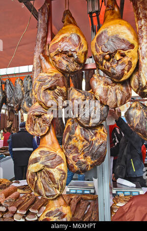 Getrockneten und geräucherten Schinken und andere Produkte auf dem Messestand der traditionellen Messe. Stockfoto