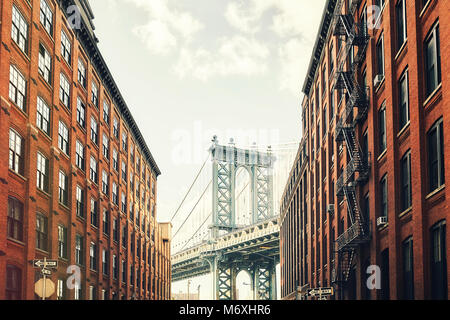 Manhattan Bridge von Dumbo gesehen, Retro getonten Bild, New York City, USA. Stockfoto