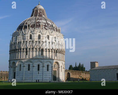 Pisa, Italien, 2. August 2014: Der Platz der Wunder, die Pisa Baptisterium Stockfoto