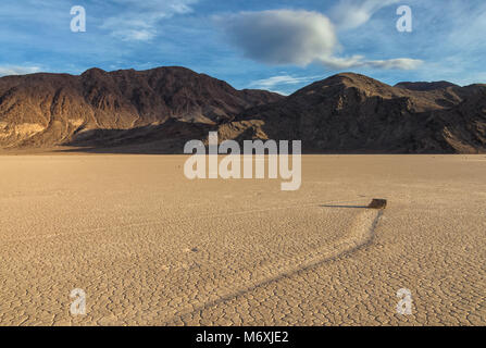 Die verschiebbare Felsen am Racetrack Playa, Death Valley National Park, California, United States. Stockfoto