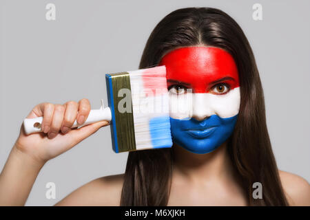 Weibliche Unterstützer in den nationalen Farben der Niederlande Stockfoto