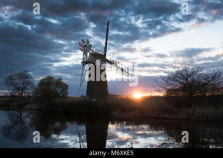 Norfolk Broads - Windmühle, die von Sonnenuntergang umgeben ist Stockfoto