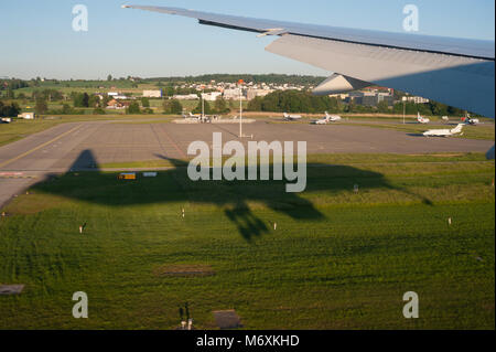 26.05.2017, Zürich, Schweiz, Europa - ein Schweizer Passagierflugzeug landet auf dem Flughafen Zürich Kloten. Swiss wird Mitglied der Star Alliance. Stockfoto