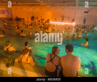 Die Menschen feiern den Winter Lights Festival an einer Nachbarschaft Pool in der Nähe von Reykjavik, Island Stockfoto