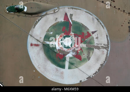 Farbe der sowjetischen militärischen roundel an der Seite eines alten MIG-Kampfflugzeuge geschält Stockfoto