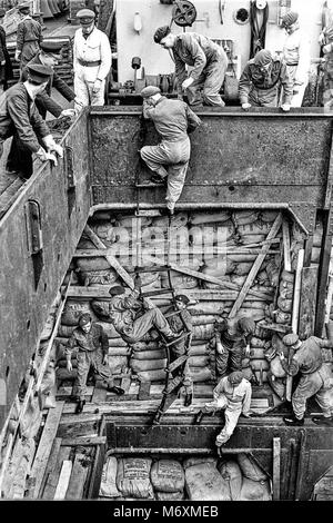 LONDON DOCK STREIK 12000 DOCKERS GESTOPPT ARBEITEN APRIL 1947 SERVICE MÄNNER GESCHICKT, ZU ENTLADEN VERDERBLICHER WAREN Stockfoto