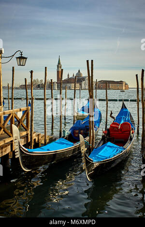 Gondalas in Lager in der Lagune von Venedig warten auf Ihre Kunden Stockfoto