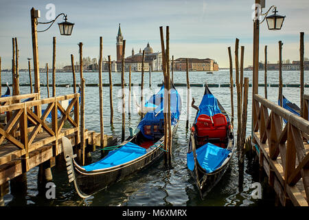 Gondalas in Lager in der Lagune von Venedig warten auf Ihre Kunden Stockfoto