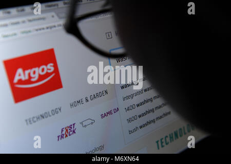 Eine Frau schaut sich die Argos website Stockfoto