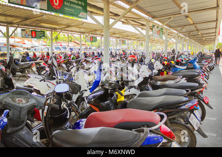 BANGKOK, THAILAND - 20.Februar 2015: Parkplatz für Roller ist immer gefüllt, da viele Bewohner auf zwei Rädern Transport genießen Stockfoto