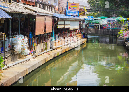 BANGKOK, THAILAND - 20.Februar 2015: Schlechte Viertel und den Kanal fließt. In Bangkok können oft sehen die Häuser stehen direkt über dem Wasser ch Stockfoto