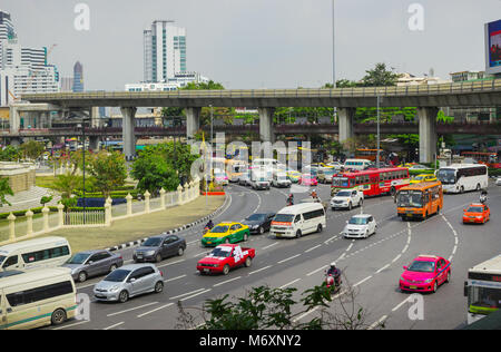 BANGKOK, THAILAND - 20.Februar 2015: Szene mit dem Transport auf einem der Plätze von Bangkok. Bangkok ist eine der wichtigsten Wirtschafts- und Transpo Stockfoto