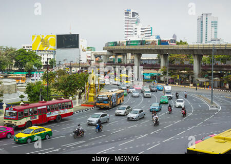 BANGKOK, THAILAND - 20.Februar 2015: street scene mit Verkehr und mit nicht identifizierten Personen. Bangkok ist eine der wichtigsten Wirtschafts- und Tran Stockfoto