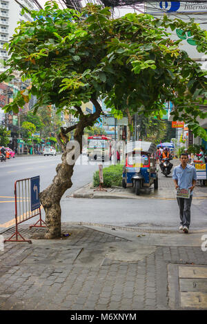 BANGKOK, THAILAND - 20.Februar 2015: Straße am Stadtrand von Bangkok. Während in Bangkok leben 8,5 Millionen Menschen, es gibt und nicht überfüllten Straßen Stockfoto