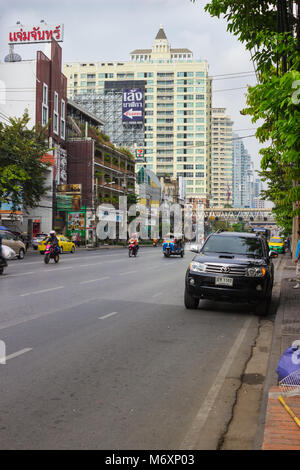 BANGKOK, THAILAND - 20.Februar 2015: Straße am Stadtrand von Bangkok. Die Straßen am Rande der Metropole geladen wird weniger als im Zentrum Stockfoto