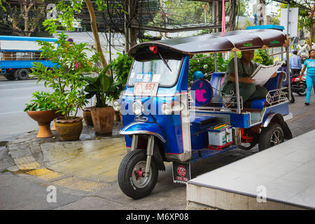 BANGKOK, THAILAND - 20.Februar 2015: Tuktuk in der Innenstadt von Bangkok, traditionellen Taxis. Tuktuk ist beliebt bei Touristen Stockfoto