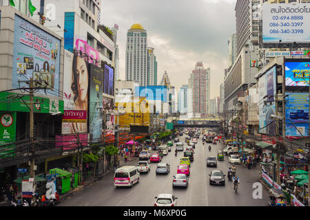 BANGKOK, THAILAND - 20.Februar 2015: Normale Straße mit Verkehr. Bangkok ist eine der wichtigsten wirtschaftlichen und verkehrstechnischen Zentren im Süden - Stockfoto