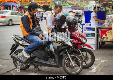 BANGKOK, THAILAND - 20.Februar 2015: Taxifahrer auf Motorroller für Kunden in Bangkok warteten. Motorrad Taxis sind eine beliebte Wahl für den Thailändischen heavil Stockfoto