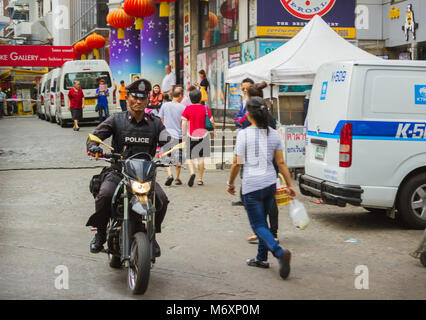 THAILAND, Bangkok - Feb 20: Polizist Motorradfahren in der thailändischen Hauptstadt 20. Februar 2015 in Bangkok, Thailand. Für den Komfort der Patrouillen in der c Stockfoto