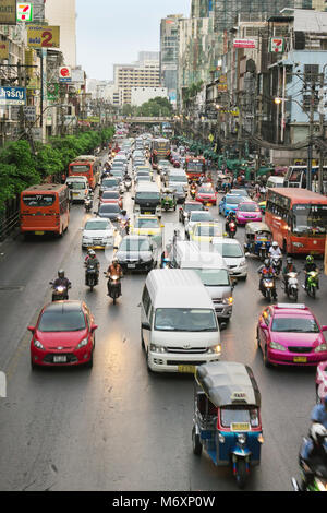 BANGKOK, THAILAND - 20.Februar 2015: Normale Straße mit Verkehr und mit nicht identifizierten Personen. Bangkok ist eine der wichtigsten wirtschaftlichen Stockfoto