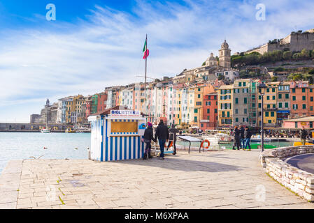 Die schöne Stadt Porto Venere, auch genannt Portovenere, mit charakteristischen Mittelalterlichen Gebäuden und den Hafen. Cinque Terre, Ligurien, Italien Stockfoto