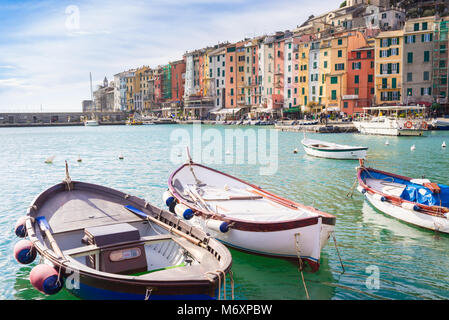 Die schöne Stadt Porto Venere, auch genannt Portovenere, mit charakteristischen Mittelalterlichen Gebäuden und bunte Boote. Cinque Terre, Ligurien, Italien Stockfoto