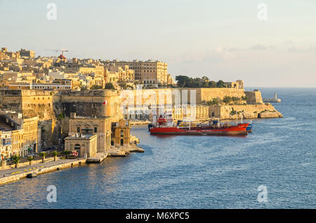 Valletta, Malta - 8. November 2015: Blick auf Valletta aus dem oberen Barrakka Gardens, mit einem Teil der Befestigungsanlage, alte Seawall und städtischen Gebäude Stockfoto