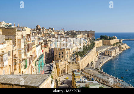 Valletta, Malta - 8. November 2015: Blick auf Valletta aus dem oberen Barrakka Gardens, mit einem Teil der Festungsanlage und Victoria Gate, alten Seedeich Stockfoto