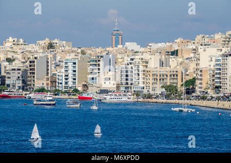 Gzira, Malta - 8. November 2015: Gzira, einer Stadt im Marsamxett Harbour von Valletta entfernt, wie gesehen. Waterfront und dicht bebaute über modernes Gebäude Stockfoto