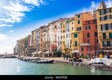 Die schöne Stadt Porto Venere, auch genannt Portovenere, mit charakteristischen Mittelalterlichen Gebäuden und den Hafen. Cinque Terre, Ligurien, Italien Stockfoto