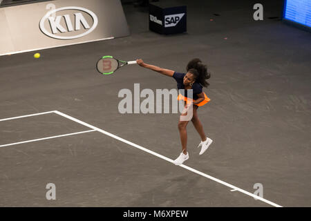 New York, Vereinigte Staaten. 05 Mär, 2018. Venus Williams dient Kugel während 1. USA Tie Break ten Turnier im Madison Square Garden Credit: Lev Radin/Pacific Press/Alamy leben Nachrichten Stockfoto