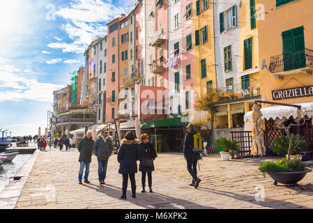 Die schöne Stadt Porto Venere, auch genannt Portovenere, mit charakteristischen Mittelalterlichen Gebäuden und Touristen herumlaufen. Cinque Terre, Ligurien Stockfoto