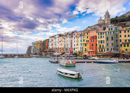 Die schöne Stadt Porto Venere, auch genannt Portovenere, mit charakteristischen Mittelalterlichen Gebäuden und den Hafen. Cinque Terre, Ligurien, Italien Stockfoto