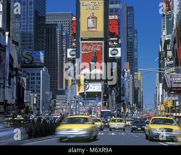 2001 historische GELBE TAXIS TIMES SQUARE MANHATTAN NEW YORK CITY USA Stockfoto