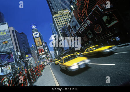 2001 historische GELBE TAXIS TIMES SQUARE MANHATTAN NEW YORK CITY USA Stockfoto