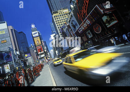 2001 historische GELBE TAXIS TIMES SQUARE MANHATTAN NEW YORK CITY USA Stockfoto