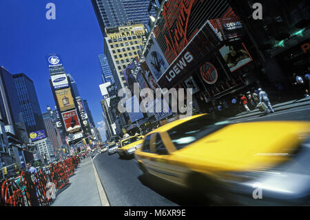 2001 historische GELBE TAXIS TIMES SQUARE MANHATTAN NEW YORK CITY USA Stockfoto