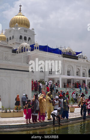 Leute an der Gurudwara Bangla Sahib, Delhi größte Sikh Tempel. Stockfoto