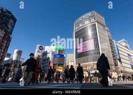 Die Menschen überqueren die berühmte Kreuzung in Shibuya, Tokio, Japan. Stockfoto