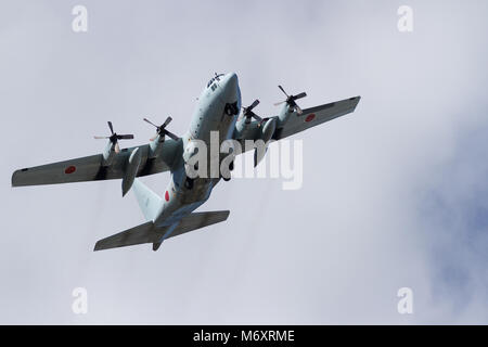 Eine japanische Marine Self Defence Force (JMSDF) Lockheed C-130R Hercules flog in der Nähe der NAF Atsugi Luftwaffenbasis. Kanagawa, Japan. Stockfoto