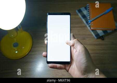 Männliche Hand am Smartphone Schwarz Stockfoto