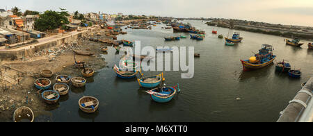 Fischerboote in der Bucht von Phan Rang, südlichen Vietnam. Stockfoto