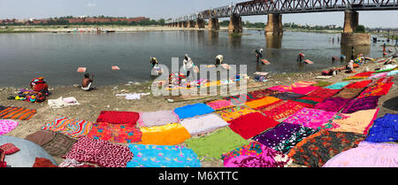 Agra, Indien - May 13, 2015. Menschen waschen bunte Kleidung am Ufer des Yamuna in Agra, Indien. Stockfoto