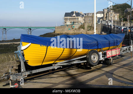 Der Uferpromenade am Clevedon in Somerset, England. Clevedon Pilot Gig Club Boot. Stockfoto