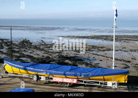 Der Uferpromenade am Clevedon in Somerset, England. Clevedon Pilot Gig Club Boot. Stockfoto