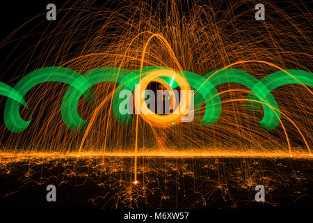 Licht Malerei mit Stahlwolle und Neonlicht mit Effekten in Orange und Grün. Stockfoto