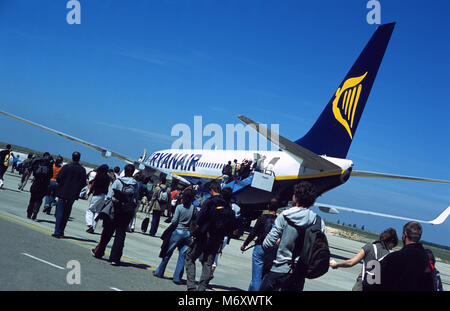 Während Fluggäste einsteigen auf einem Ryanair Passagierflugzeug in Valladolid Flughafen Valladolid in der Provinz Castilla y Leon Stockfoto